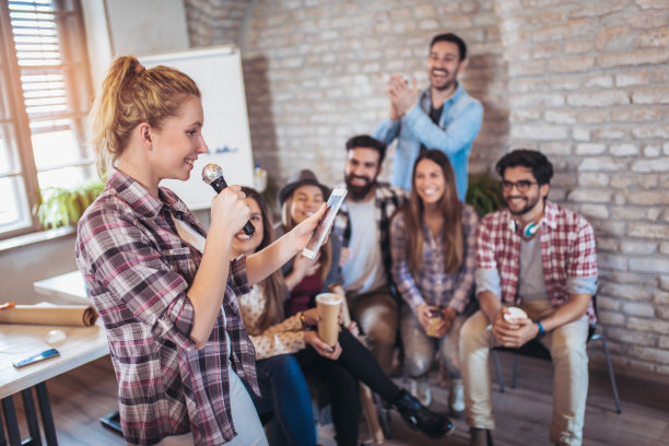 商务人士在现代办公室里唱卡拉ok图片下载