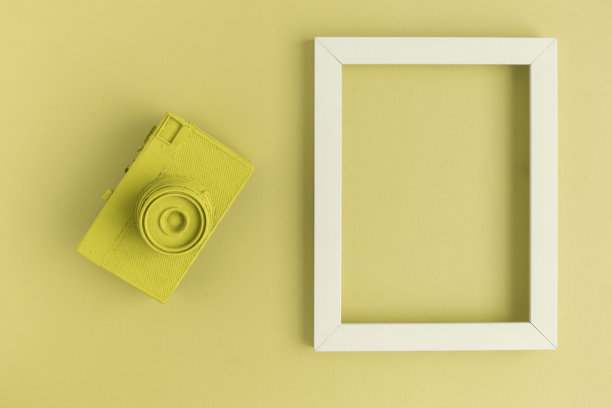 平铺黄色古董相机和相框背景图片下载