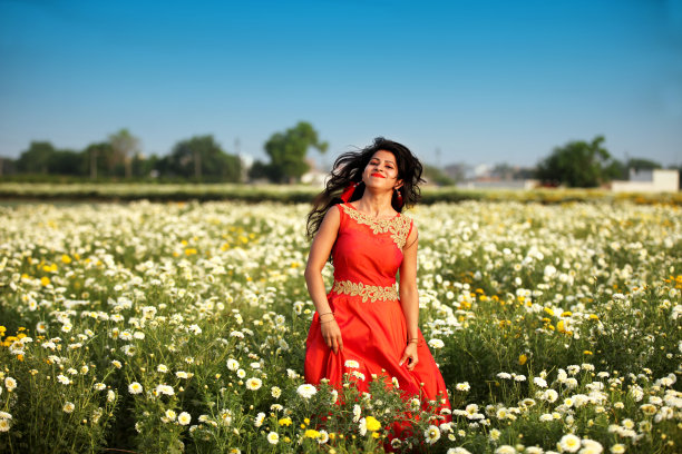 女孩在大自然中跳跃，享受新鲜空气图片下载