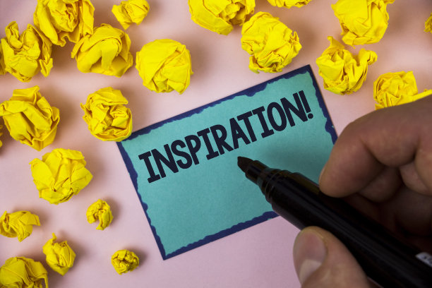 文字写作文本灵感激励呼唤。商业概念的刺激，感觉或做一些创造性的写在便利贴纸上的人拿着马克笔普通的背景纸球。图片下载