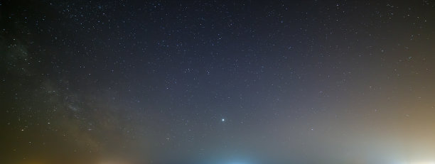 夜空中有一颗明亮的银河。星空的全景。图片下载