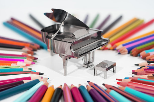 音乐的抽象照片。带笔记的小金属钢琴。图片下载