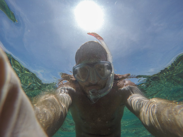 一名年轻人戴着潜水面罩在水下自拍图片下载