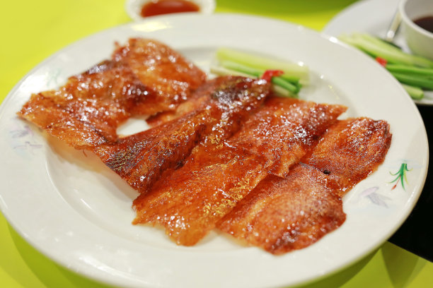 餐桌上的北京烤鸭：一道著名的中国美食素材图片