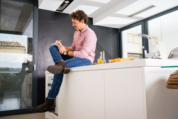 厨房里的年轻人图片下载