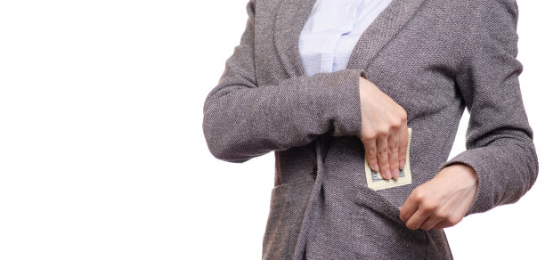 穿着衬衫和夹克的女商人把钱放在口袋里图片下载