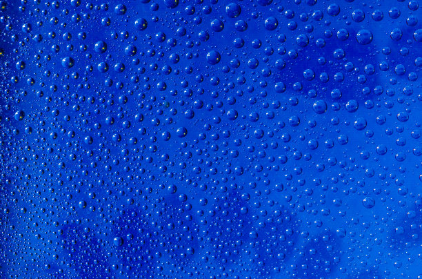 雨滴落在窗户上图片下载