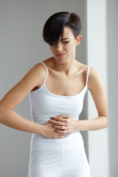 疼痛的胃。美女腹痛。健康图片下载