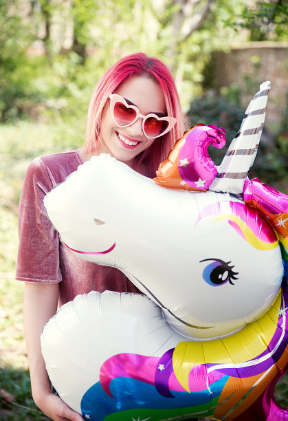 年轻女子拿着气球图片下载