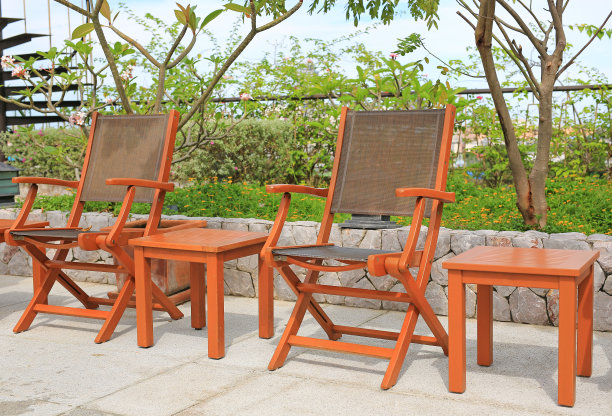 木椅放在水池旁。图片下载