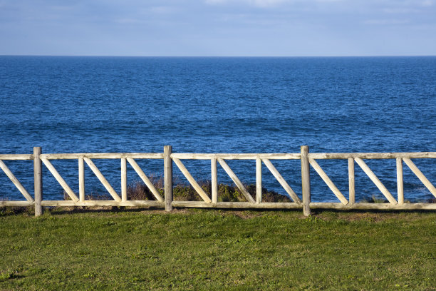 漫步在岩石海岸图片下载