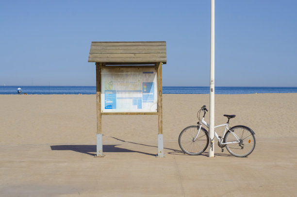 在海滩上骑自行车图片下载