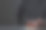 一个男人伸手去拿一杯酒。图片下载
