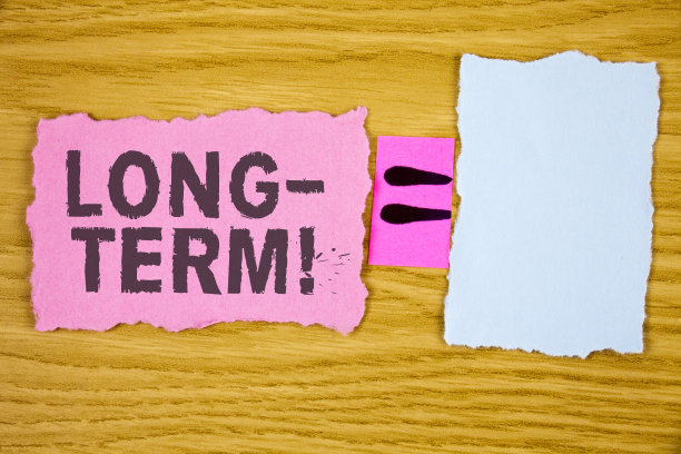 写便条显示长期激励号召。商业照片展示发生在很长一段时间的未来计划写在撕黏的纸上在木制的背景方程式空间。图片下载
