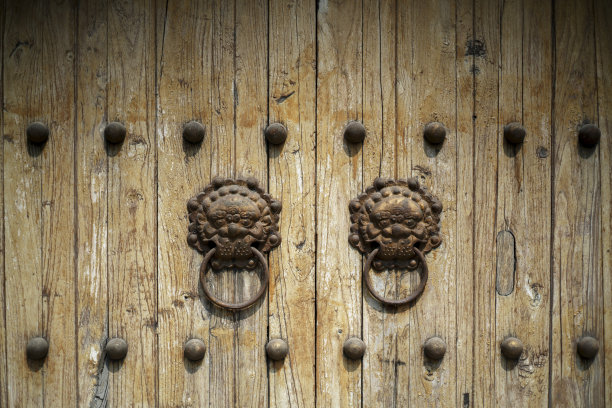 生锈的旧门环在风化的木门上素材图片