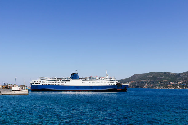 希腊萨摩斯岛的爱琴海和海港景色图片下载