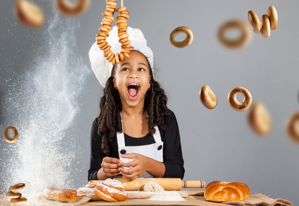 快乐的女孩厨师图片下载