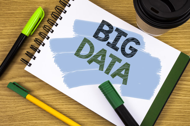 写便条显示大数据。商业图片展示大量需要计算机分析的信息图片下载