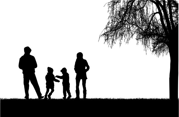 大自然中的家庭剪影。图片下载