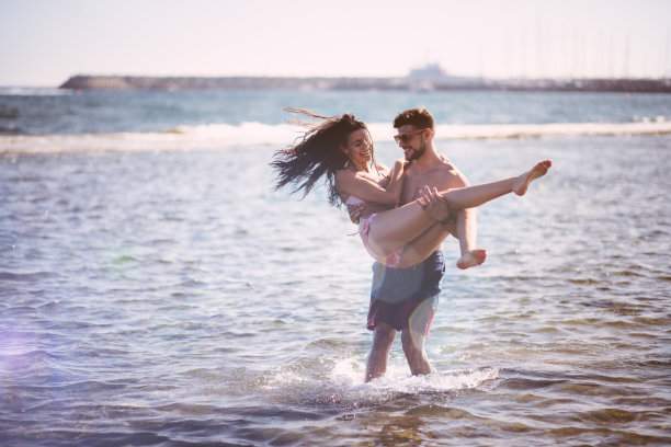 年轻夫妇在夏天玩到海里图片下载