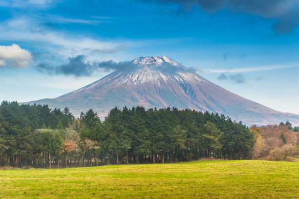 早晨的富士山和川口湖，秋季的富士山在山町。图片下载