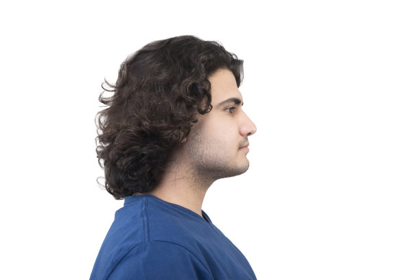 侧面视图的年轻男子望着远离与空白的面部表情在一个白色的背景图片下载