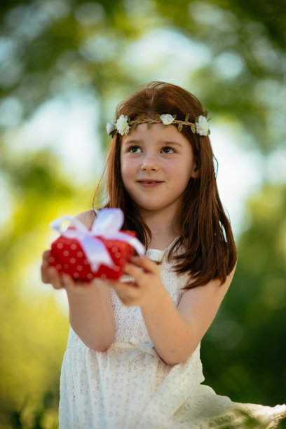 带着生日礼物的漂亮小女孩素材图片