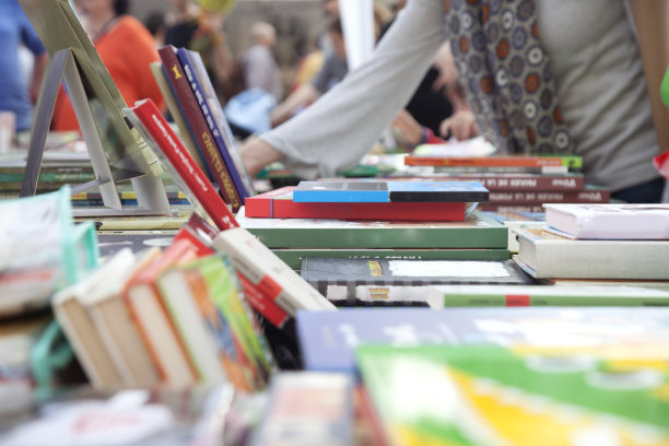 在街上出售的书图片下载