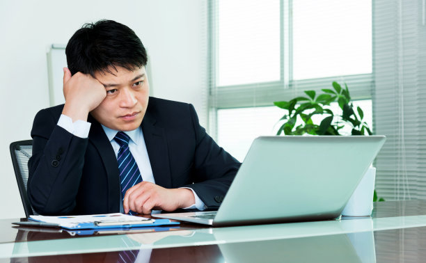 在办公室思考的商务人士素材图片