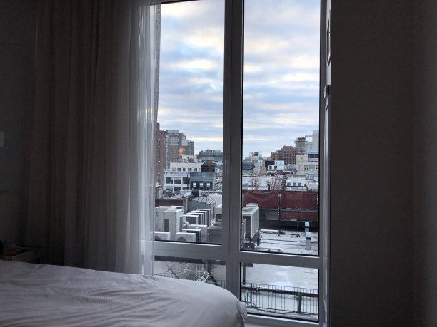 纽约市酒店客房与市中心的景色图片下载