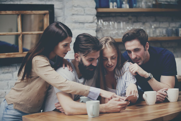 四个人在看手机素材图片