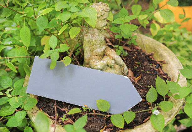 花园里的天使雕像和箭头空白标签。图片下载