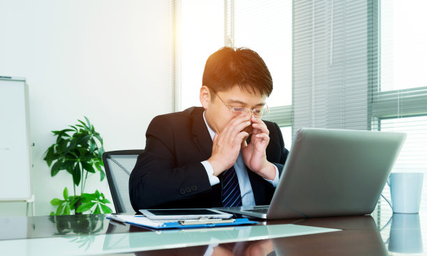 疲惫的商人头痛素材图片