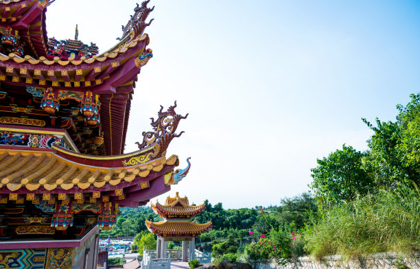 蓝天下的中式寺庙屋顶素材图片