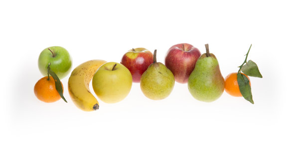 白色背景上的水果和冬天，有小柑橘、香蕉和桔子、梨子、苹果图片下载