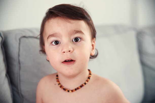 带着波罗的海琥珀项链的男婴图片下载