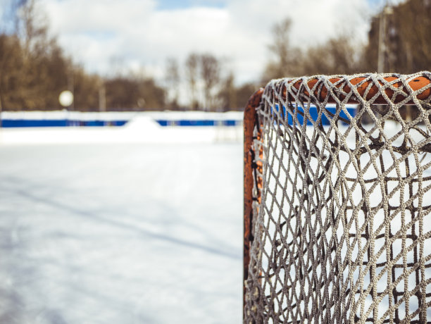 在阳光明媚的日子里关上冰球大门素材图片
