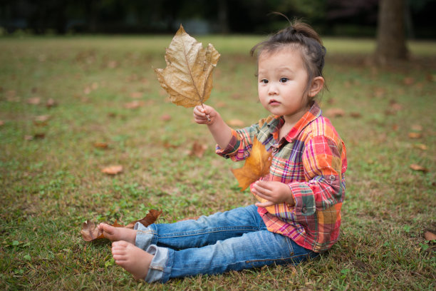 小女孩在公园里玩图片下载