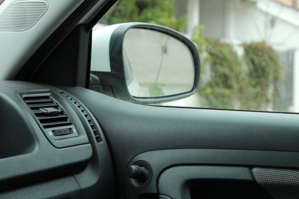 对汽车miror。图片下载