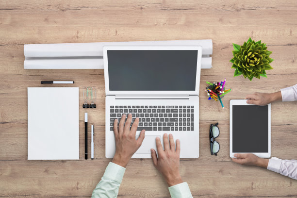 商务人员工作在办公室俯仰俯视图片下载