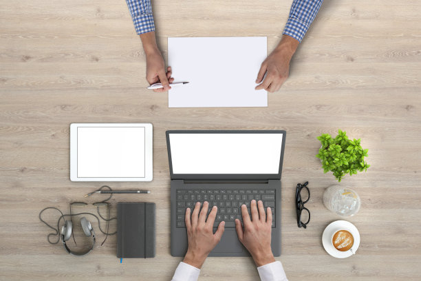 商务人员工作在办公室俯仰俯视图片下载