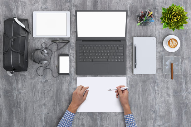 一个人在办公桌上工作图片下载