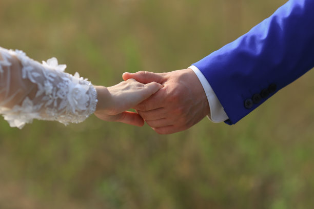 今天嫁给我，每天都嫁给我。新婚夫妇手牵着手，拍婚纱照图片下载