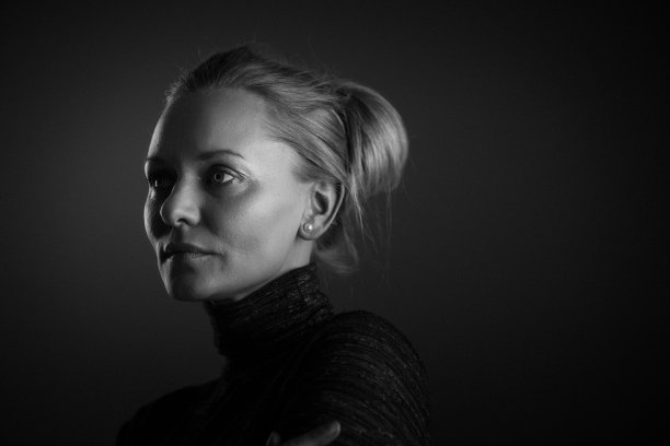 一个美丽严肃的年轻女子的肖像图片下载