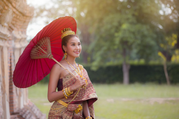 美丽的泰国女人穿着泰国传统服饰。图片下载