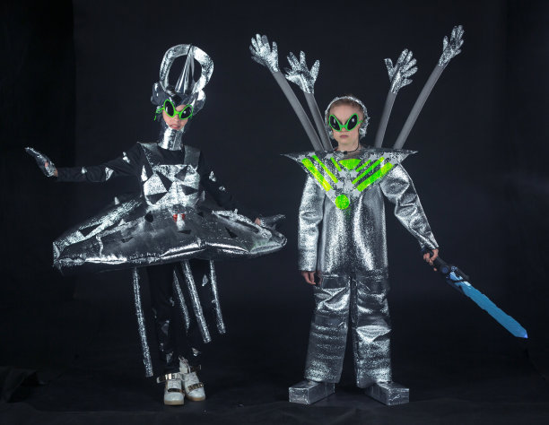 穿着宇航服参加太空派对的孩子们。外星人与飞碟图片下载