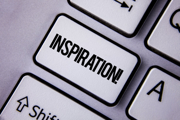 手写文字灵感激励呼唤。概念含义刺激的感觉或做一些创造性的东西写在白色键盘键与复制空间。前视图。图片下载
