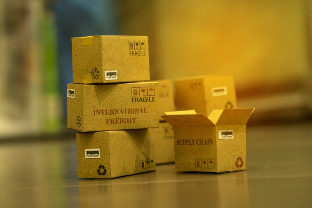 一堆浅棕色的小纸板箱。运输的概念，可以轻松完成或购买商品或服务远程。只是上网而已。运输业务的概念图片下载