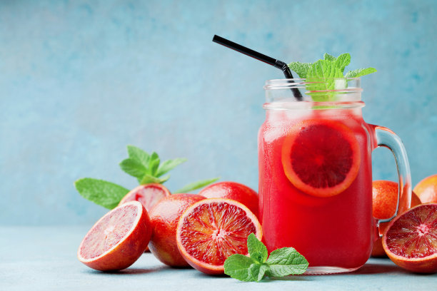 自制的夏季红橙柠檬汁饮料或果汁装饰薄荷叶mason玻璃罐。图片下载