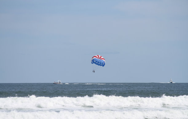 帆伞与船在远处图片下载